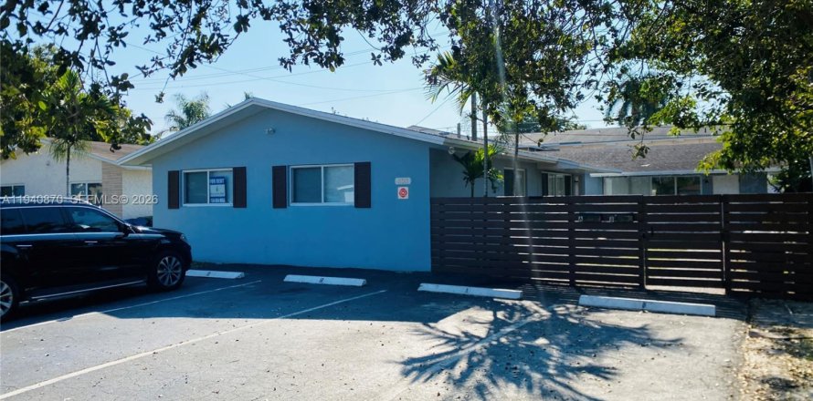 House in Hallandale Beach, Florida 3 bedrooms, 120.77 sq.m. № 1998036