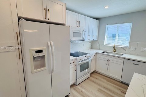 House in Hallandale Beach, Florida 3 bedrooms, 120.77 sq.m. № 1998036 - photo 4