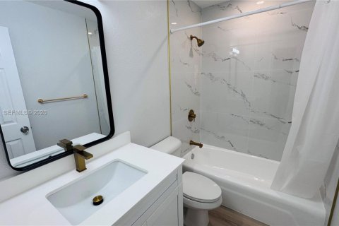 House in Hallandale Beach, Florida 3 bedrooms, 120.77 sq.m. № 1998036 - photo 10