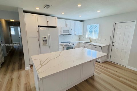 House in Hallandale Beach, Florida 3 bedrooms, 120.77 sq.m. № 1998036 - photo 3