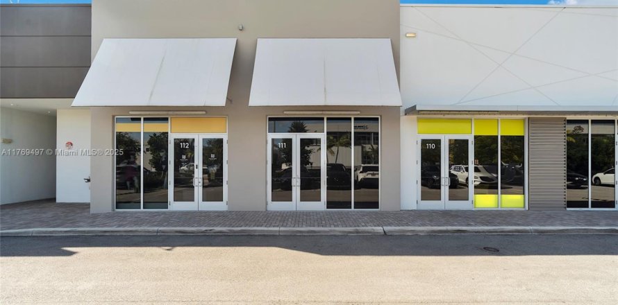 Propiedad comercial en Sweetwater, Florida № 1705272