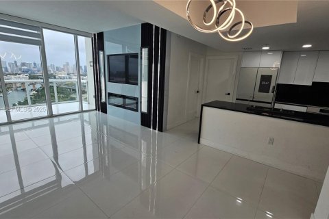 Condo in Miami, Florida, 3 bedrooms  № 1988676