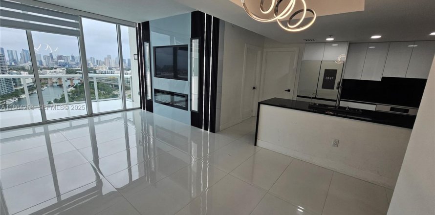 Condo in Miami, Florida, 3 bedrooms  № 1988676