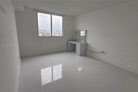Condo in Miami, Florida, 3 bedrooms  № 1988676 - photo 21