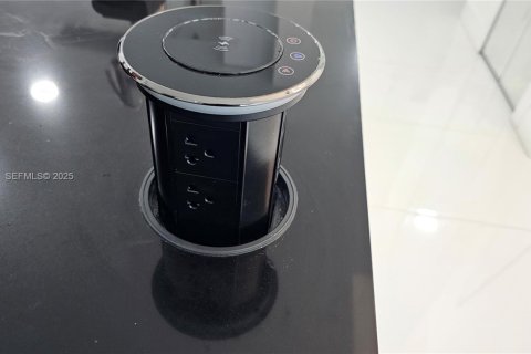 Condo in Miami, Florida, 3 bedrooms  № 1988676 - photo 10