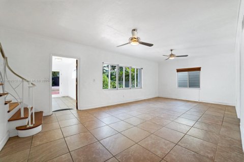 Casa en venta en Miami Beach, Florida, 4 dormitorios, 273.23 m2 № 1965137 - foto 11