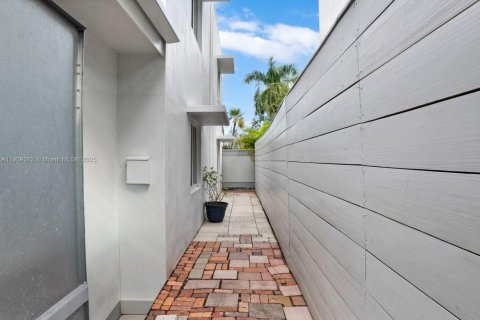 Casa en venta en Miami Beach, Florida, 4 dormitorios, 273.23 m2 № 1965137 - foto 30