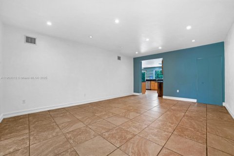 Casa en venta en Miami Beach, Florida, 4 dormitorios, 273.23 m2 № 1965137 - foto 10