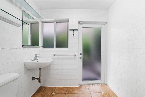Casa en venta en Miami Beach, Florida, 4 dormitorios, 273.23 m2 № 1965137 - foto 26