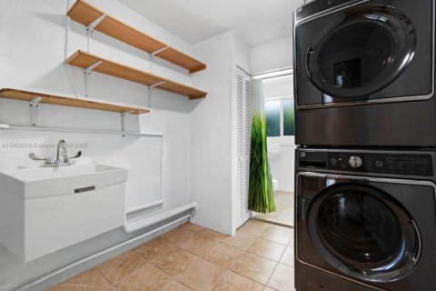 Casa en venta en Miami Beach, Florida, 4 dormitorios, 273.23 m2 № 1965137 - foto 24