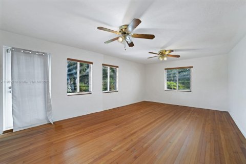 Casa en venta en Miami Beach, Florida, 4 dormitorios, 273.23 m2 № 1965137 - foto 15