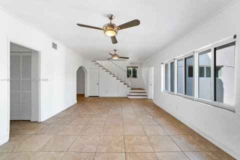 Casa en venta en Miami Beach, Florida, 4 dormitorios, 273.23 m2 № 1965137 - foto 13