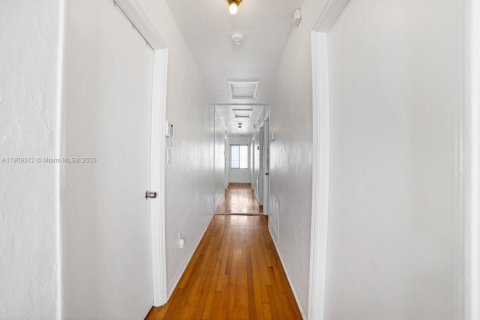 Casa en venta en Miami Beach, Florida, 4 dormitorios, 273.23 m2 № 1965137 - foto 23