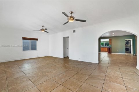 Casa en venta en Miami Beach, Florida, 4 dormitorios, 273.23 m2 № 1965137 - foto 9