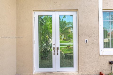 Villa ou maison à vendre à Miramar, Floride: 3 chambres, 189.24 m2 № 2044882 - photo 2