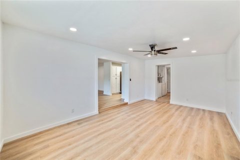 Villa ou maison à louer à Tampa, Floride: 3 chambres, 138.24 m2 № 2115188 - photo 13