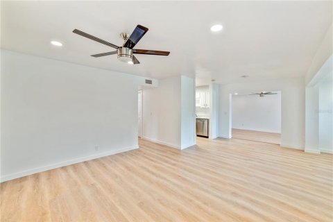 Villa ou maison à louer à Tampa, Floride: 3 chambres, 138.24 m2 № 2115188 - photo 6