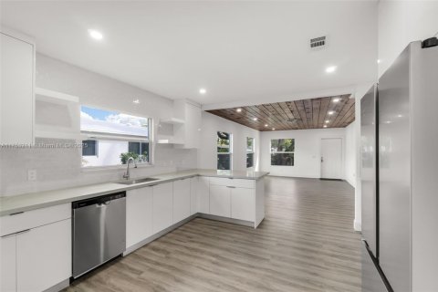 House in Hallandale Beach, Florida 3 bedrooms, 107.02 sq.m. № 1737803 - photo 10