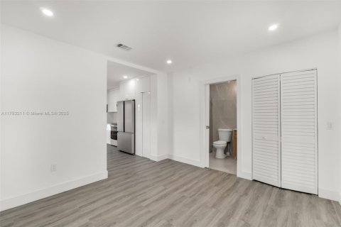 House in Hallandale Beach, Florida 3 bedrooms, 107.02 sq.m. № 1737803 - photo 13