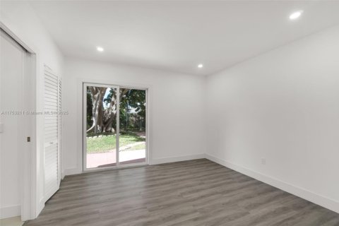 House in Hallandale Beach, Florida 3 bedrooms, 107.02 sq.m. № 1737803 - photo 12
