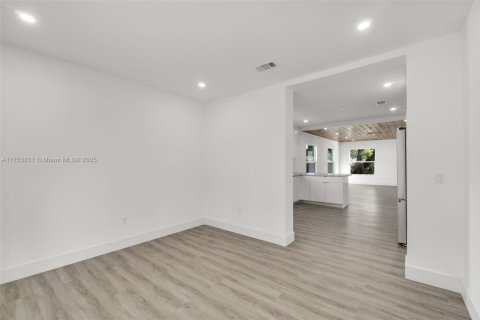 House in Hallandale Beach, Florida 3 bedrooms, 107.02 sq.m. № 1737803 - photo 14