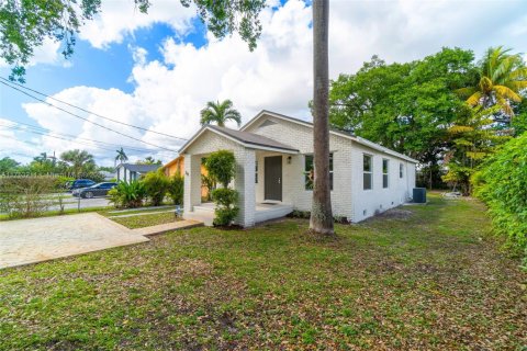 House in Hallandale Beach, Florida 3 bedrooms, 107.02 sq.m. № 1737803 - photo 1