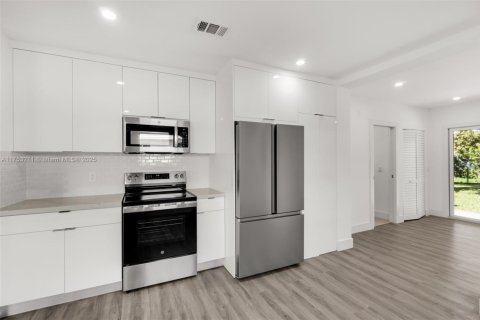 House in Hallandale Beach, Florida 3 bedrooms, 107.02 sq.m. № 1737803 - photo 11