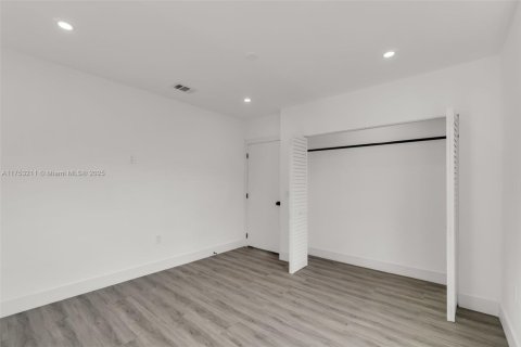 House in Hallandale Beach, Florida 3 bedrooms, 107.02 sq.m. № 1737803 - photo 17