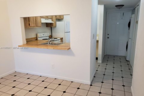 Купить кондоминиум в Пемброк-Пайнс, Флорида 2 спальни, 74.88м2, № 2045121 - фото 3