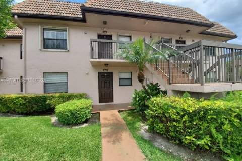 Кондоминиум с 2 спальнями в Пемброк-Пайнс, Флорида № 2045121