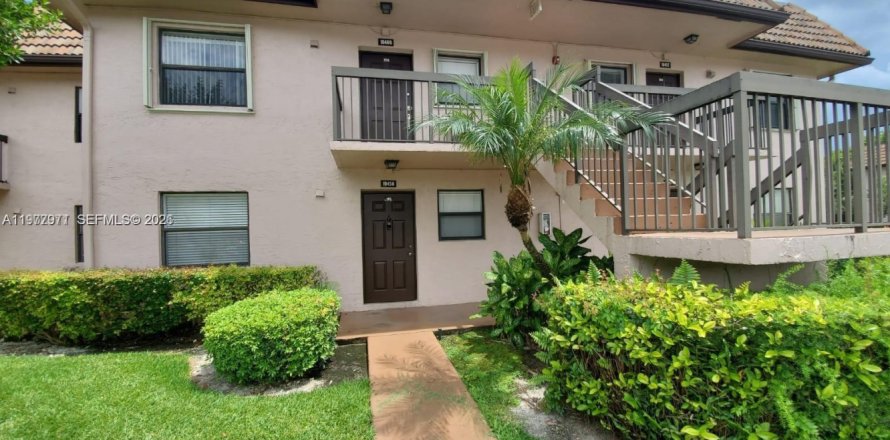 Кондоминиум с 2 спальнями в Пемброк-Пайнс, Флорида № 2045121