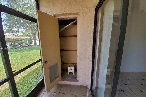 Купить кондоминиум в Пемброк-Пайнс, Флорида 2 спальни, 74.88м2, № 2045121 - фото 9