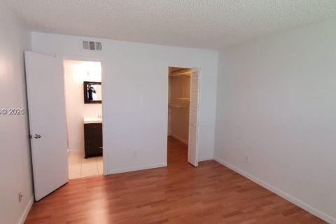 Купить кондоминиум в Пемброк-Пайнс, Флорида 2 спальни, 74.88м2, № 2045121 - фото 5