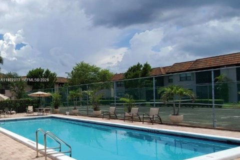 Купить кондоминиум в Пемброк-Пайнс, Флорида 2 спальни, 74.88м2, № 2045121 - фото 11