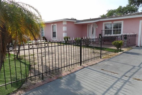 House in Tampa, Florida 7 bedrooms, 247.4 sq.m. № 2200560 - photo 5
