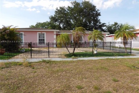 House in Tampa, Florida 7 bedrooms, 247.4 sq.m. № 2200560 - photo 4