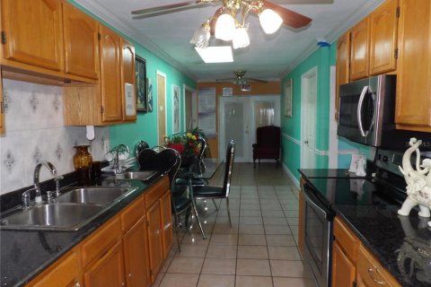 House in Tampa, Florida 7 bedrooms, 247.4 sq.m. № 2200560 - photo 9