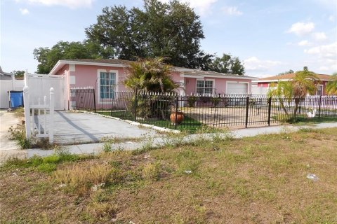 House in Tampa, Florida 7 bedrooms, 247.4 sq.m. № 2200560 - photo 3