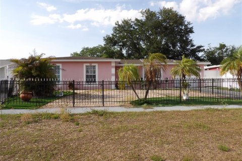 House in Tampa, Florida 7 bedrooms, 247.4 sq.m. № 2200560