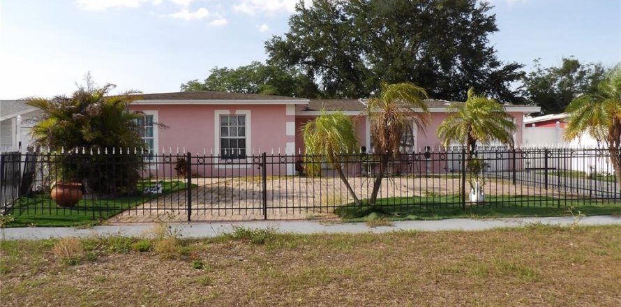 House in Tampa, Florida 7 bedrooms, 247.4 sq.m. № 2200560