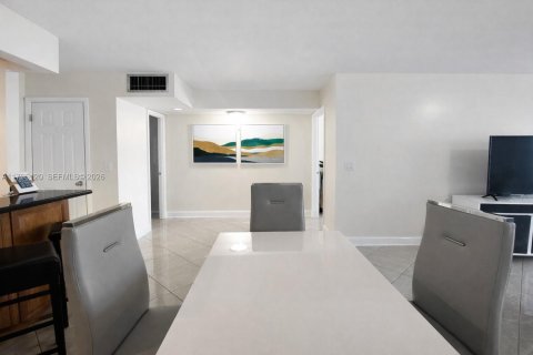 Condominio en alquiler en Hollywood, Florida, 1 dormitorio, 91.04 m2 № 2060171 - foto 9