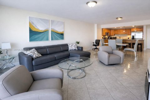Condominio en alquiler en Hollywood, Florida, 1 dormitorio, 91.04 m2 № 2060171 - foto 2