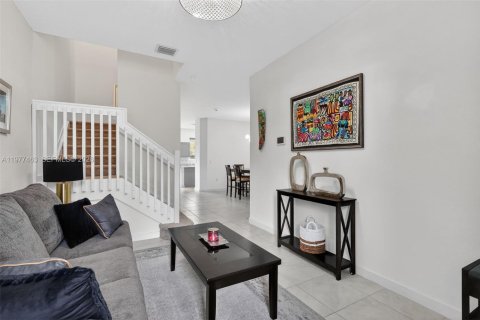 Townhouse in Miami Gardens, Florida 3 bedrooms, 141.58 sq.m. № 2041106 - photo 3