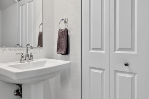Townhouse in Miami Gardens, Florida 3 bedrooms, 141.58 sq.m. № 2041106 - photo 6