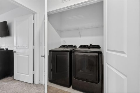 Townhouse in Miami Gardens, Florida 3 bedrooms, 141.58 sq.m. № 2041106 - photo 15