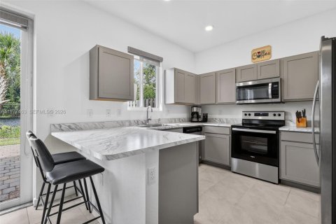 Townhouse in Miami Gardens, Florida 3 bedrooms, 141.58 sq.m. № 2041106 - photo 11