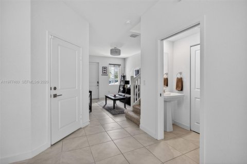 Townhouse in Miami Gardens, Florida 3 bedrooms, 141.58 sq.m. № 2041106 - photo 5