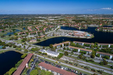 Condo in Pembroke Pines, Florida, 1 bedroom  № 1035937 - photo 1