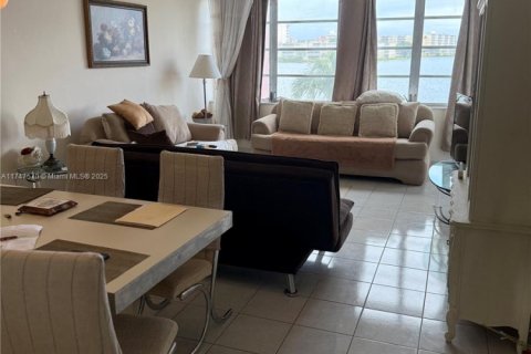 Купить кондоминиум в Майами, Флорида 1 спальня, 73.67м2, № 1860048 - фото 1