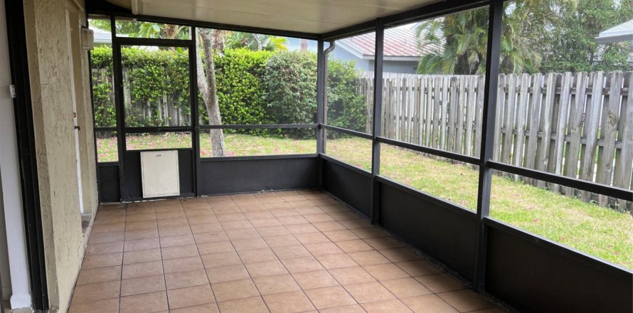 House in Boca Raton, Florida 3 bedrooms, 153.85 sq.m. № 1224871